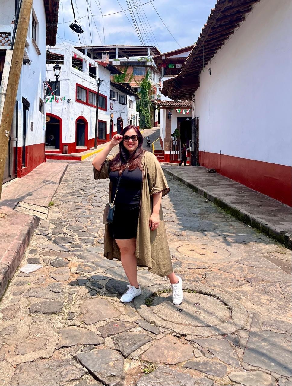 Viajera explorando una ciudad